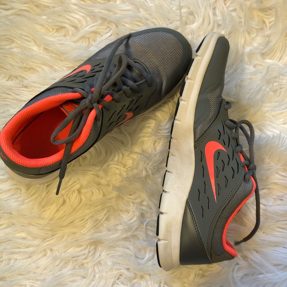 Nike - Picture 2 of 4